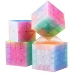 Cubetti di ghiaccio colorati per decorazioni scientifiche e giochi visivi.