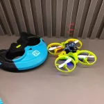 Pattino e drone giocattolo scientifico colorati, ideali per bambini, combinano divertimento e apprendimento sulla fisica e la tecnologia. Perfetti per stimolare la creatività e la curiosità dei più pi.