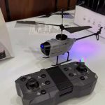 Drone radiocomandato con telecamera e luci LED per uso ricreativo e decorativo.