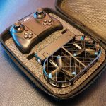 Guanto di realtà virtuale con controller e custodia rigida per gaming e simulazioni immersive. Perfetto per appassionati di tecnologia e innovazione, offre un'esperienza di gioco coinvolgente e realis.