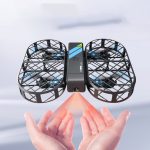Drone aereo telecomandato con doppio rotore e struttura in plastica resistente, ideale per hobby e decorazioni scientifiche.