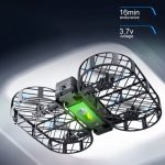 Drone con motori e luci LED verdi, design aerodinamico e struttura in metallo resistente.