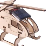 Modellino di elicottero in legno con pannello solare e motore elettrico, perfetto come decorazione scientifica e oggetto educativo.