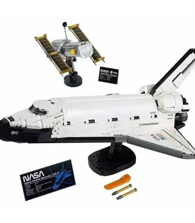 Modello di navicella spaziale NASA in miniatura con dettagli realistici, perfetto come decorazione scientifica o oggetto da collezione.