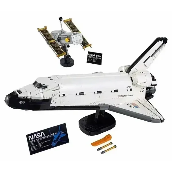 Modello di navicella spaziale NASA in miniatura con dettagli realistici, perfetto come decorazione scientifica o oggetto da collezione.