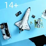 Modello di razzo spaziale in miniatura con accessori scientifici, perfetto come decorazione educativa e da collezione. Ideale per appassionati di scienza e spazio.