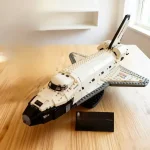 Modello di nave spaziale LEGO dettagliato, con ali e cockpit, perfetto come decorazione scientifica o oggetto da collezione.