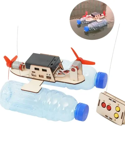 Robot acquatico con motore e batterie alimentato da bottiglie di plastica riciclate.