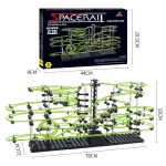 Gioco di modellismo ferroviario spaziale con piste luminose in verde fluorescente.
