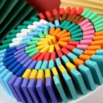 Gessetti colorati disposti a spirale, ideali per lavagne, decorazioni e progetti educativi.