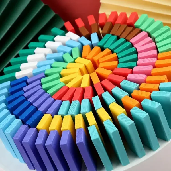 Gessetti colorati disposti a spirale, ideali per lavagne, decorazioni e progetti educativi.