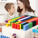 Bambina e madre sorridenti che giocano con oggetti scientifici colorati, stimolando la curiosità e l'apprendimento scientifico nei bambini. Perfetti come decorazioni educative e giochi interattivi.