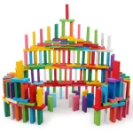 Struttura di bastoncini di legno colorati impilati a formare una piramide, ideale come decorazione scientifica o giocattolo educativo.