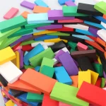 Oggetti scientifici colorati, gesso per lavagne, decorazioni educative e creative, perfetti per attività scolastiche e progetti artistici.