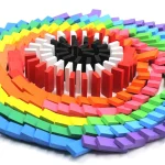 Vassoi di domino colorati disposti a forma di cuore, ideali come decorazioni scientifiche e oggetti da collezione.