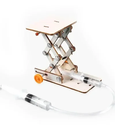 Dispositivo di somministrazione di farmaci con supporto in legno e siringa, ideale per scopi educativi e decorativi scientifici.