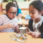 Robot educativo per bambini, stimola l'apprendimento della robotica e della tecnologia in modo divertente e interattivo.