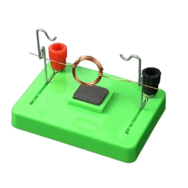 Esperimento di circuito elettrico con anello di rame e morsetti su base verde.