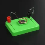 Modello di resistenza di Wheatstone con bobina di rame, componenti elettronici su base verde, ideale per esperimenti di fisica e didattica.