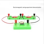 Esperimento di oscillazione elettromagnetica con componenti colorati e cablaggi, dimostrazione di fenomeni elettromagnetici.