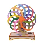 Modello di pallina di legno colorata con anelli interconnessi in movimento, ideale come decorazione scientifica o oggetto educativo per stimolare la curiosità.