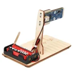 Modello di dispositivo di controllo robotico con batteria, scheda elettronica e struttura in legno, ideale per decorazioni scientifiche e progetti educativi.