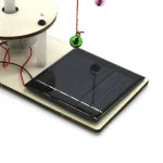 Pannello solare con pendolo di Newton che mostra l'effetto delle forze e il movimento delle sfere di vetro. Ideale come oggetto decorativo e didattico per appassionati di scienza.