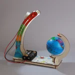 Ciclo dell'acqua in scatola con globi e componenti elettrici.