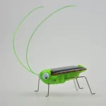 Oggetto decorativo scientifico a forma di insetto con antenne luminose verdi, perfetto per decorazioni a tema scientifico o educativo.