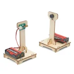 Modello di esperimento scientifico con motore, batteria e struttura in legno, ideale per attività educative e dimostrative.