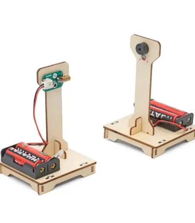 Modello di esperimento scientifico con motore, batteria e struttura in legno, ideale per attività educative e dimostrative.