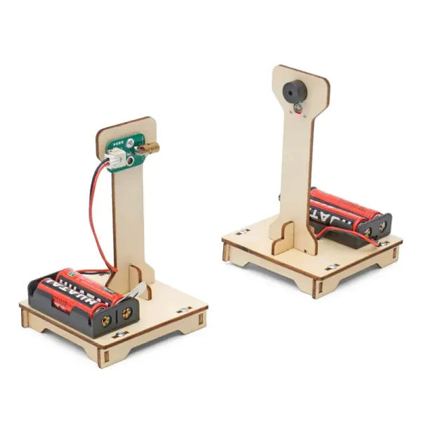 Modello di esperimento scientifico con motore, batteria e struttura in legno, ideale per attività educative e dimostrative.