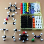 Kit didattico con molecole e strumenti scientifici per l'apprendimento della chimica.