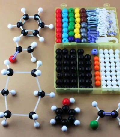 Kit didattico con molecole e strumenti scientifici per l'apprendimento della chimica.