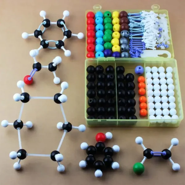 Kit didattico con molecole e strumenti scientifici per l'apprendimento della chimica.