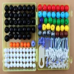 Set di palline colorate e accessori per giochi scientifici, ideale per attività educative e decorazioni a tema scientifico. Include palline di vari colori e strumenti di manipolazione.