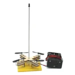 Modello di esperimento scientifico con motore e bracci oscillanti, utilizzato per studi di fisica e meccanica.