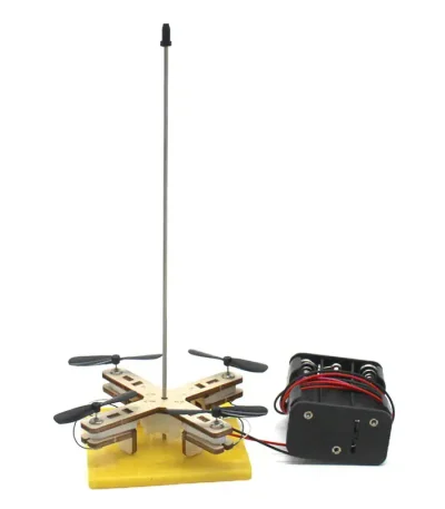 Modello di esperimento scientifico con motore e bracci oscillanti, utilizzato per studi di fisica e meccanica.