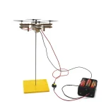 Modello di drone con circuito elettronico e alimentatore, utilizzato per esperimenti scientifici e dimostrazioni tecnologiche.