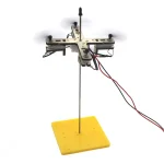 Puntatore di laboratorio con supporto in plastica gialla e struttura metallica, utilizzato per esperimenti scientifici e dimostrazioni didattiche.