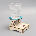 Modello di esperimento scientifico con acqua e base di legno, perfetto come decorazione educativa o oggetto da laboratorio.