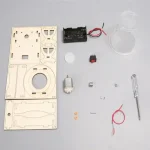 Kit di componenti per esperimenti e decorazioni scientifiche, inclusi pezzi in plastica, motore, batteria, e strumenti di precisione.