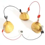 Pila di patate con clip e multimetro, esempio di esperimento scientifico sulla produzione di energia elettrica con materiali semplici.