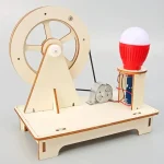 Modello di oggetto scientifico con generatore di Van de Graaff, mostra un grande disco di plastica, motore e componenti in legno, ideale per dimostrazioni di fisica.