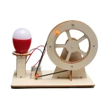 Modello di motore elettrico con lampada LED e componenti in legno, ideale per progetti scientifici e decorazioni educative.