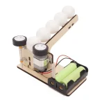 Modello di esperimento scientifico con palline bianche, motore e batteria, ideale per progetti educativi e decorazioni scientifiche.