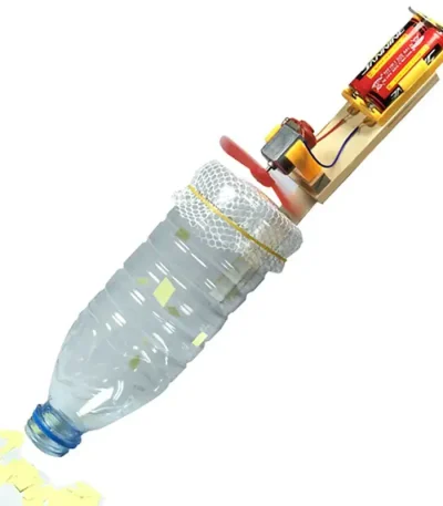 Pezzo di plastica riciclata con motore e circuito elettrico, rappresenta un esempio di oggetto scientifico decorativo e sostenibile, ideale per appassionati di scienza e riciclo creativo.
