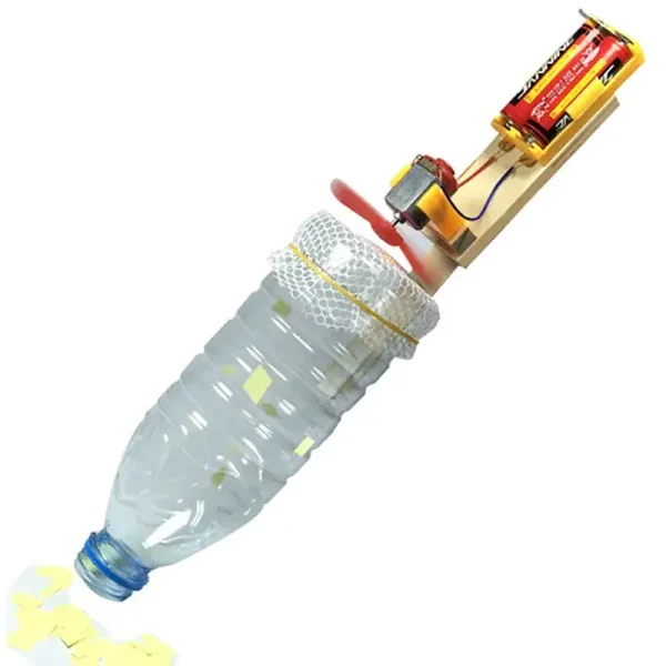 Pezzo di plastica riciclata con motore e circuito elettrico, rappresenta un esempio di oggetto scientifico decorativo e sostenibile, ideale per appassionati di scienza e riciclo creativo.