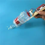 Pezzo di oggetto scientifico realizzato con motore, batteria e bottiglia di plastica, progettato per esperimenti e decorazioni scientifiche.