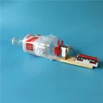 Modello di robot fai-da-te realizzato con bottiglia di plastica, motore elettrico e materiali di riciclo, ideale per progetti educativi e decorazioni scientifiche.